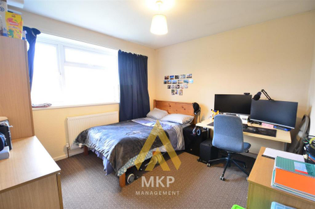 5 bedroom end of terrace house to rent - Photo 4