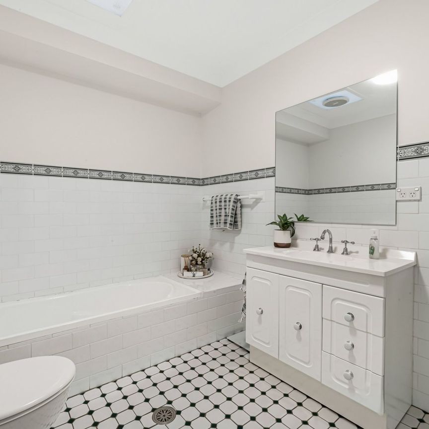 Spacious Family Home in Quiet Cheltenham Cul-De-Sac – Ideal for Schools & Transport! - Photo 1