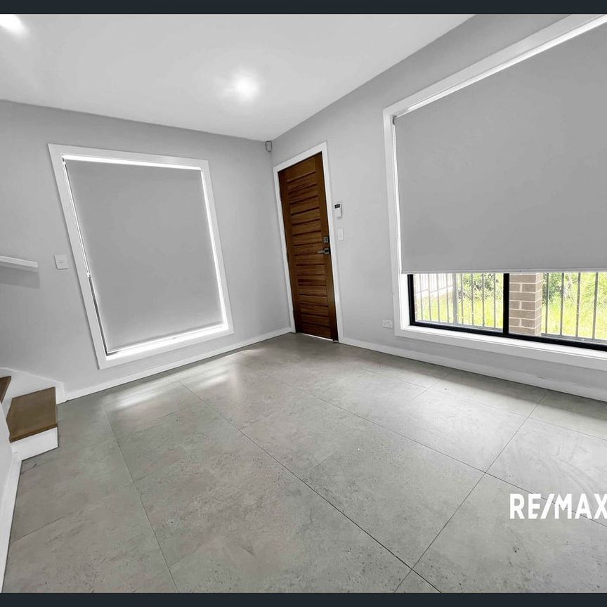 Modern Townhouse Living Awaits in Family-Friendly Oxley Park! - Photo 1