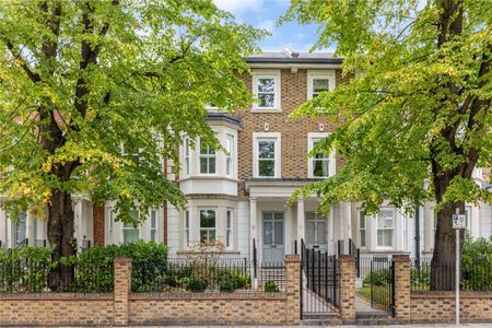 A spectacular five bedroom townhouse with garage in the heart of Barnes village - Photo 2