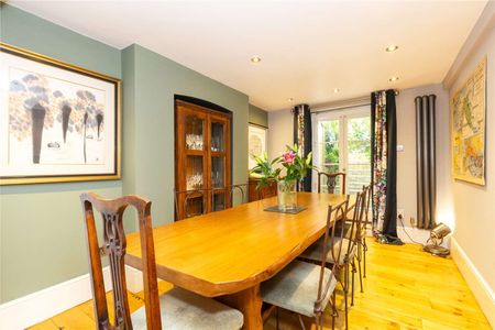 Well proportioned and beautifully presented period Barnsbury house on an attractive terrace over looking a park and with elevated westerly views over London. - Photo 2