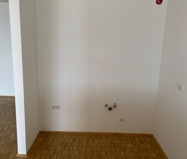 Charmante 3 Raum Wohnung im 2 Stock ohne Lift mit Balkon. Ein Tiefg... - Photo 1