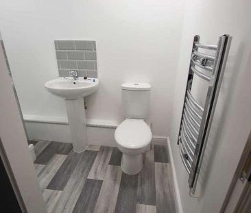 Market Street, Hyde, SK14 - Photo 2