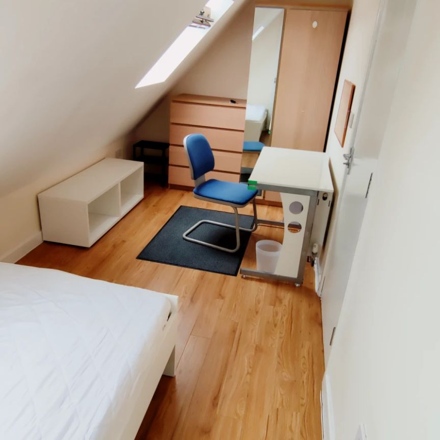 room 5 - Photo 1