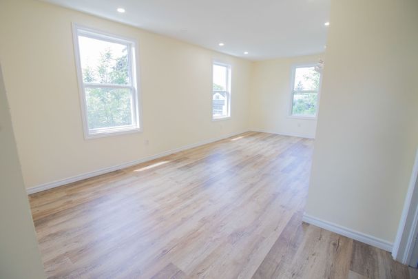 **STUNNING** Beautiful 2 Bedroom Upper Unit in Welland - Photo 1