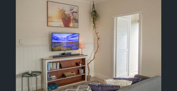 Stunning | Chic | Vibrant - Photo 1