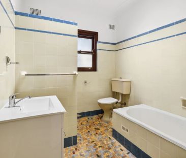 Charming Newport Cottage Offering Easy Coastal Living - Photo 1