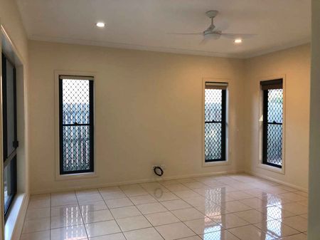 CABOOLTURE - MODERN & TRANQUIL - Photo 3