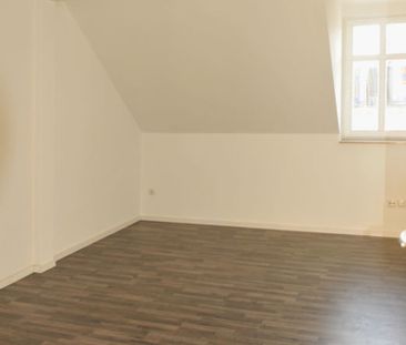 Geniale Dachgeschoss-Wohnung, zentrumsnah, mit Einbauküche und Balkon! - Photo 6