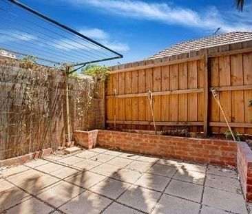 Two Bedroom Townhouse With Courtyard - Photo 4