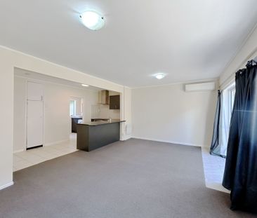 Spacious one bedroom unit plus carpark - Photo 3