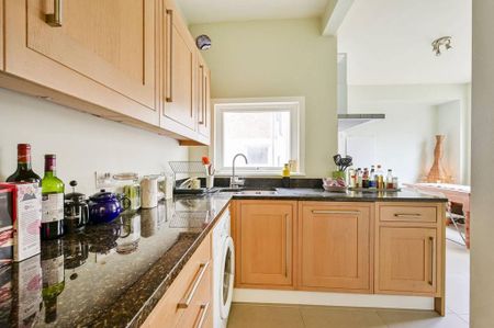 3 bedroom flat to rent - Photo 4