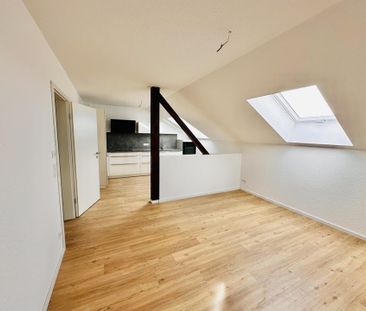 Frisch sanierte, lichtdurchflutete DG-Wohnung mit topmoderner Einba... - Foto 1