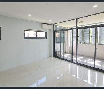 Modern 2 Bedroom apartment with security parking - Photo 1