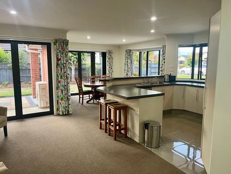 Cambridge, 4 Bedroom - Photo 2
