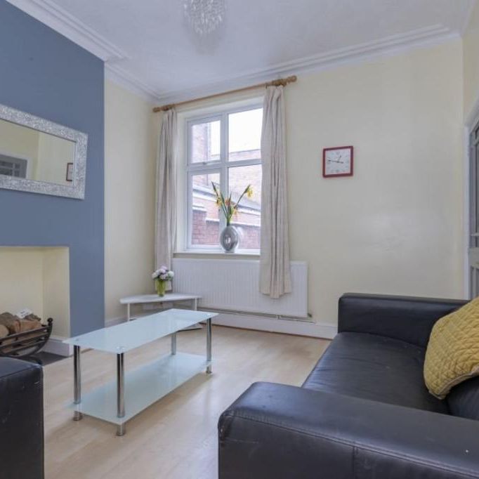 4 bedroom terraced house to rent - Photo 1