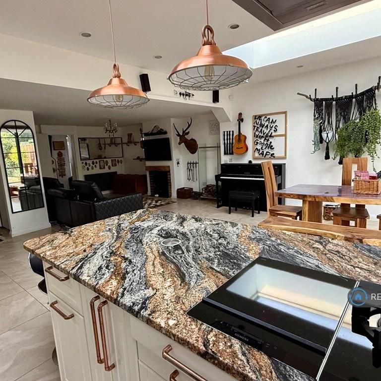 1 bedroom in a house share to rent - Photo 1