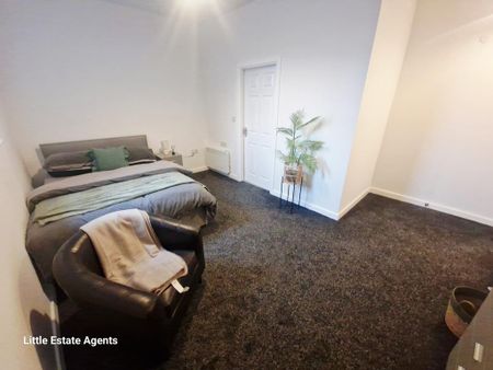 1 bedroom in a house share to rent - Photo 3