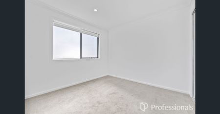 Fresh, Spacious parkside living & Ready to Move In! - Photo 2