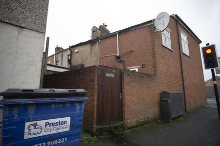 1 Bed Flat To Let on Ribbleton Lane, Preston - Photo 4