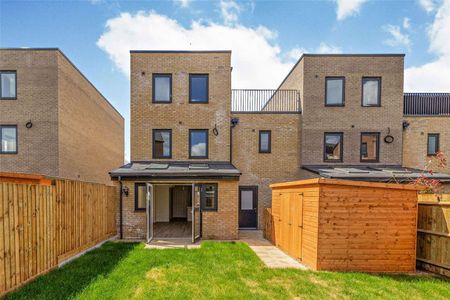 Well-presented spacious house in Trumpington Meadows - Photo 4