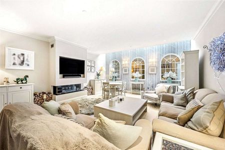 SHORT LET Bright, stylish home with generous space & a 37 ft garden with studio. Includes elegant living areas, a modern kitchen with garden access, & lower ground floor with private access. - Photo 4