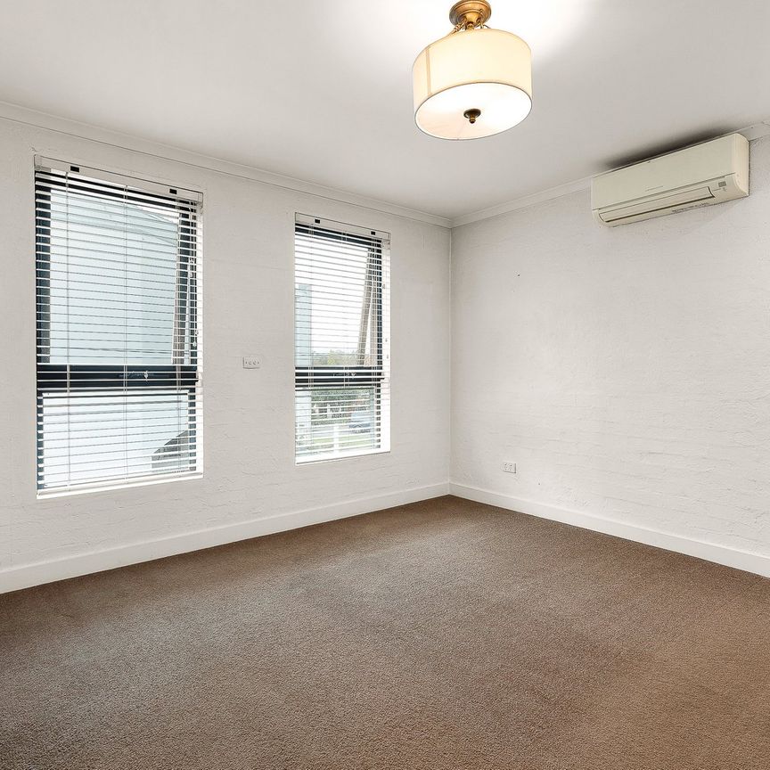 Superbly positioned in the city fringe (SPACIOUS VERSATILE RESIDENCE ) - Photo 1