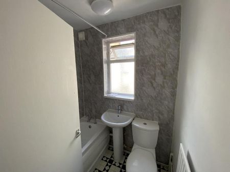 4 bedroom semi-detached house to rent - Photo 3