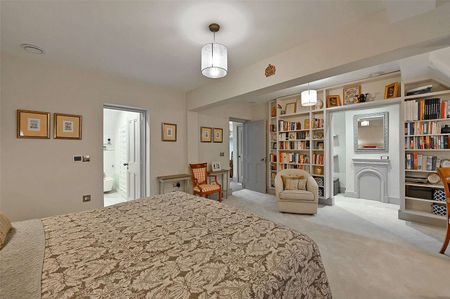 Elegant mid-terrace first and second floor maisonette in central Windsor with private ground floor entrance. - Photo 3