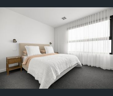 POOLSIDE LUXURY.....WITH STUNNING INTERIOR DESIGN! - Photo 6