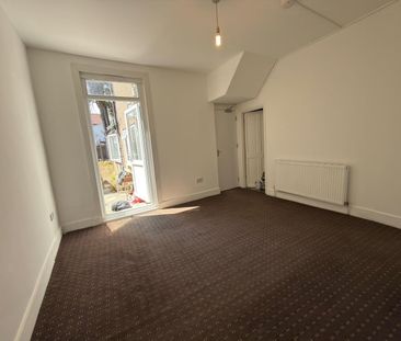 2 Bed Flat, Sixth Avenue, E12 - Photo 2