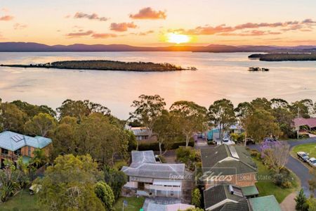 HOUSE WITH VIEWS AT GREEN POINT! - Photo 2