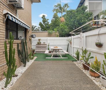 TWO FURNISHED APARTMENTS IN CENTRAL TWEED HEADS - Photo 5