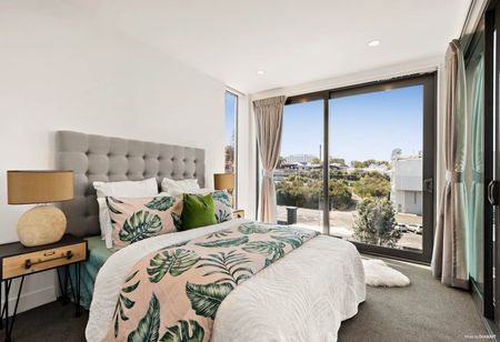Spacious Three-Bedroom Apartment with Study and Two Balconies - Photo 5
