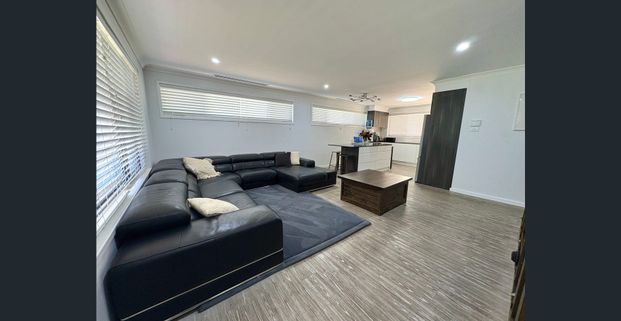 Move In Before Christmas! – Beautifully Renovated 4-Bedroom Home (27 Week Lease Only) - Photo 1