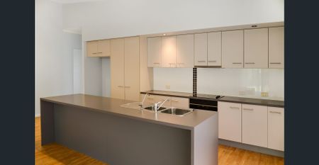 Large Private Family Home - Photo 3