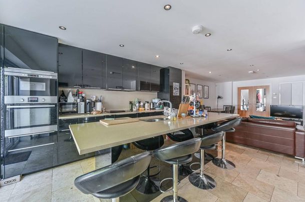 5 bedroom house to rent - Photo 1