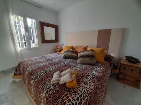 Alquiler Villa en Velerin, Estepona - Photo 2