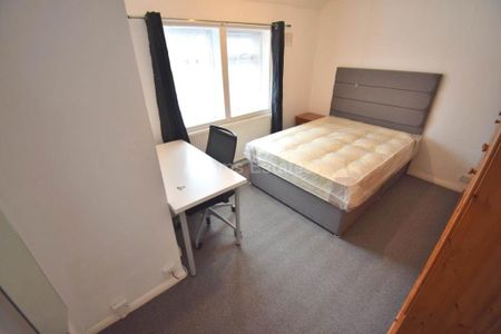 4 bedroom semi-detached house to rent - Photo 4