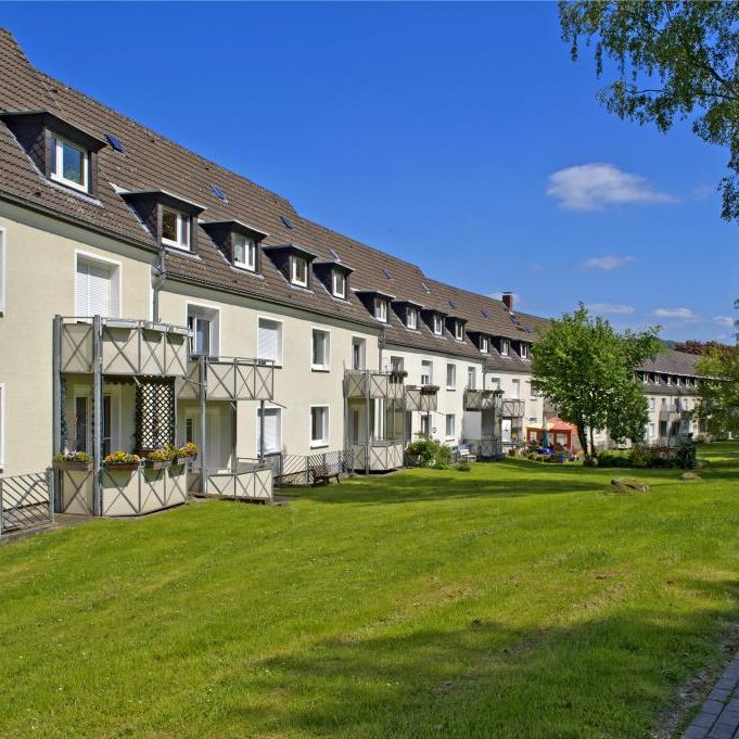Gut geschnittene 2-Zimmer-Wohnung im Dachgeschoss mit neuem Badezimmer in Hagen Eilperfeld! - Photo 1