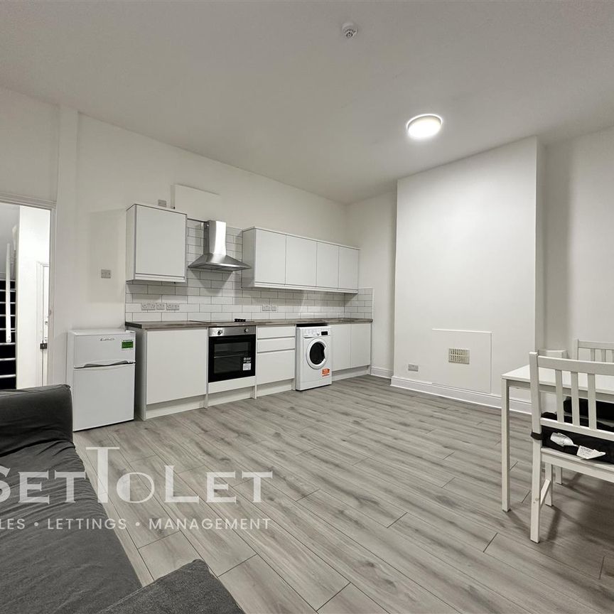 17 Evington Road, Leicester, Leicestershire, LE2 1QG - Photo 1