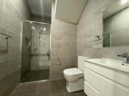 “5 Bedroom Duplex Townhouse with guest room downstairs for Lease!” - Photo 4