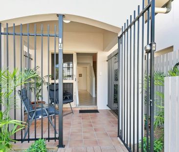 SPACIOUS TOWNHOUSE IN SOUGHT AFTER LOCATION! - Photo 4