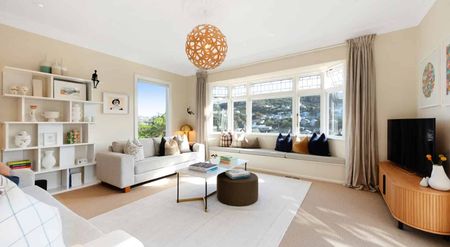 Executive Modern Three Bedroom Family Home - Photo 2