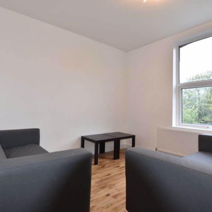 2 bedroom Flat in Kelso Road, Leeds - Photo 1