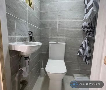 1 bedroom in a house share to rent - Photo 4