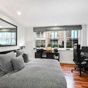 2 bedroom house in London - Photo 2