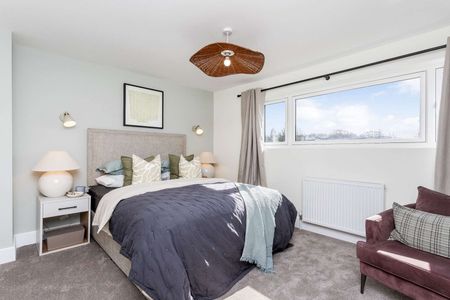 Beautifully refurbished, this impressive five-bedroom detached family home blends character with modern luxury. - Photo 4