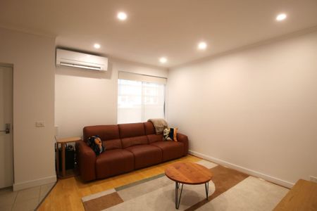 Spacious 2 Bedroom Apartment in the Heart of Carlton - Photo 2