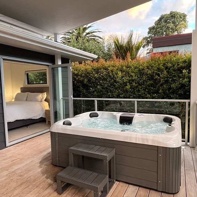 Beach Cottage in Narrow Neck - Photo 1
